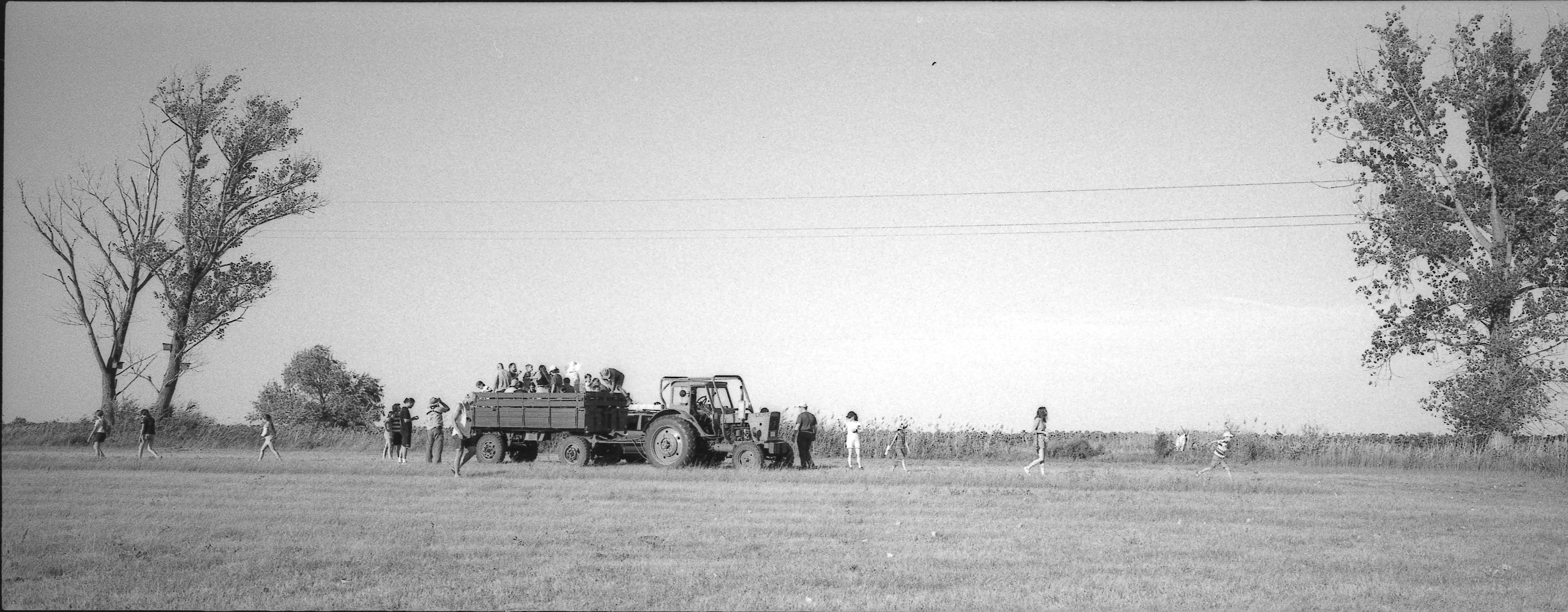 The TÖK Camp team crossing a field between two vehicles in Jászboldogháza